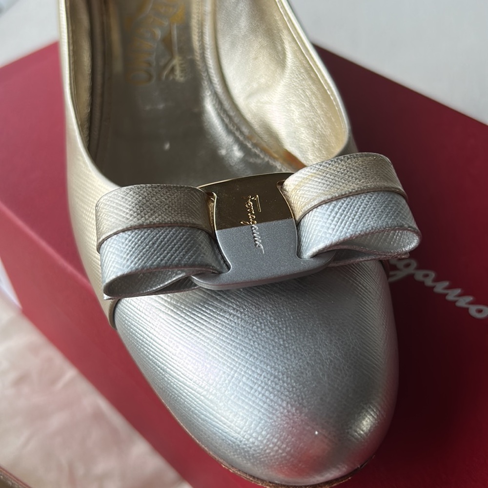 Ferragamo Vara bow pump in metallic platinum and gold leather looks like a dream - Picture 4 of 16